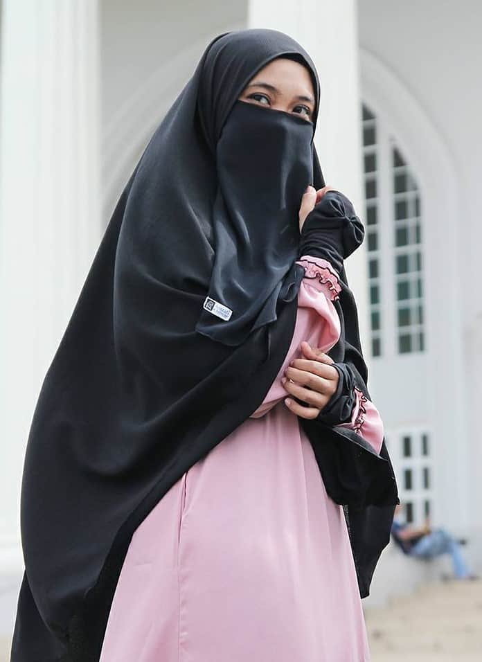 Why Do Muslim Women Wear Headscarves ...